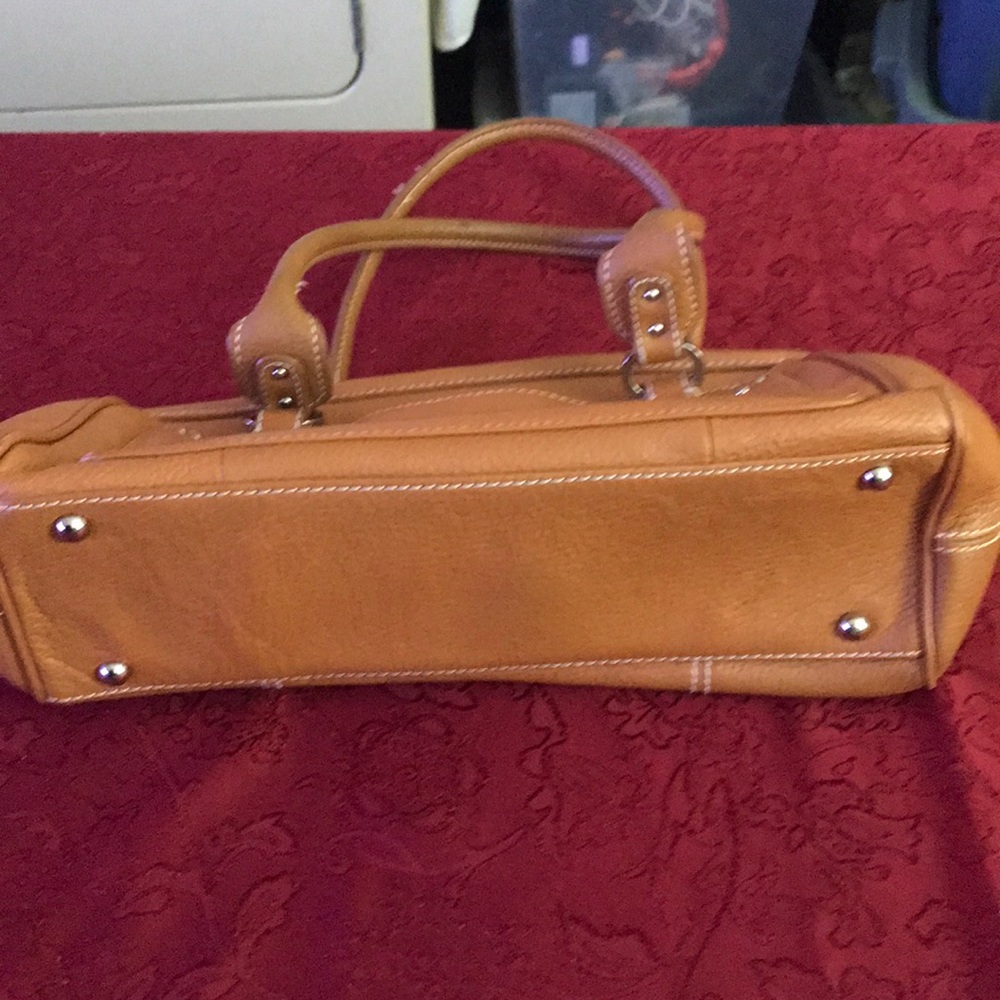GUC Tignanello Handbag. Slight wear on one corner - Picture 3 of 6